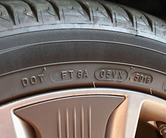 Cara Membaca Kode Produksi dan Tanda Keausan (TWI) pada Ban Mobil Panduan Lengkap untuk Keamanan Armada